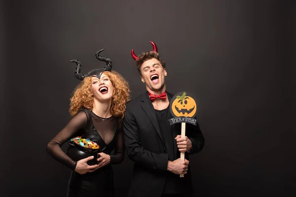 Para Śmiech Halloween Kostiumy Trzymając Garnek Cukierków Sztuczki Dyni Lub — Zdjęcie stockowe