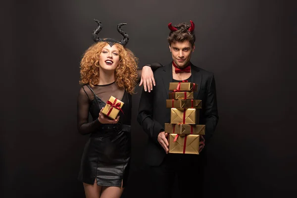 Beau Couple Sexy Posant Costumes Halloween Avec Des Boîtes Cadeaux — Photo