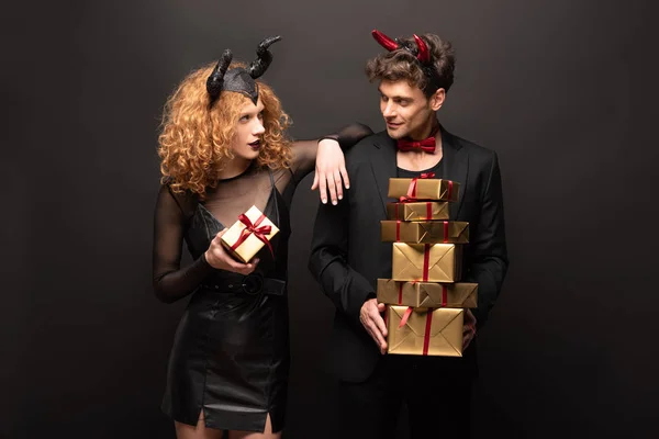 Schönes Paar Posiert Halloween Kostümen Mit Geschenkschachteln Auf Schwarz — Stockfoto