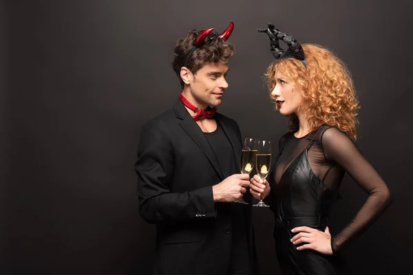 Beautiful Couple Halloween Costumes Clinking Champagne Glasses Black — Stock Photo, Image