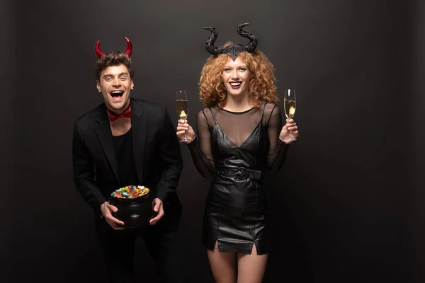 Gelukkig Paar Poseren Halloween Kostuums Met Een Bril Van Champagne — Stockfoto