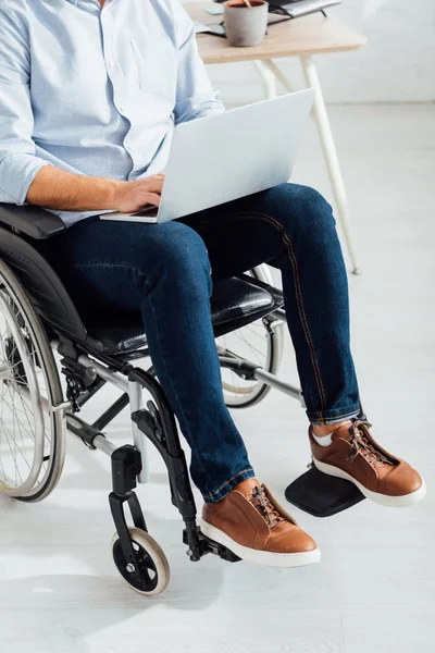 Vista Cortada Homem Sentado Cadeira Rodas Usando Laptop — Fotografia de Stock