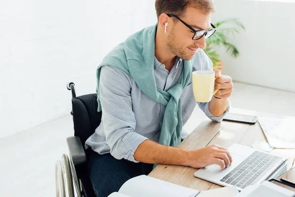 Casual Businessman Wheelchair Using Wireless Earphones Laptop While Holding Cup — Stock Photo, Image