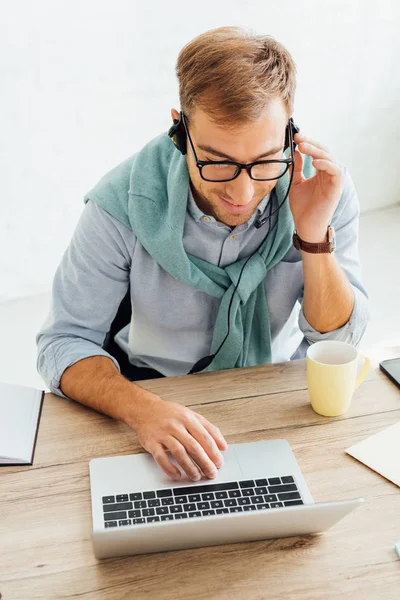 Operador Call Center Falando Fone Ouvido Usando Laptop — Fotografia de Stock