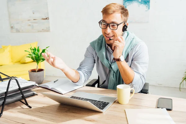 Lachende Call Center Operator Headset Werken Woonkamer — Stockfoto