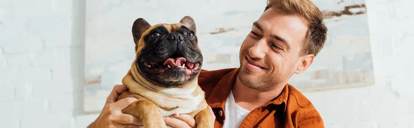 Foto Panorámica Hombre Sonriente Sosteniendo Bulldog Francés — Foto de Stock