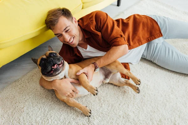 Sonriente Hombre Acostado Con Bulldog Francés Suelo Por Sofá — Foto de Stock