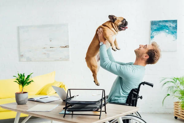 Glimlachende Gehandicapte Man Houdt Franse Bulldog Woonkamer — Stockfoto