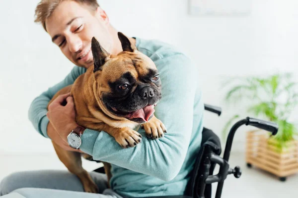 Sorrindo Deficiente Homem Segurando Bulldog Francês Casa — Fotografia de Stock