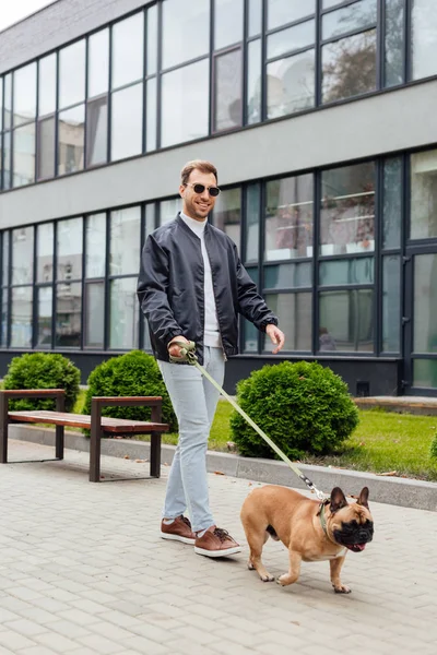 Leende Man Med Fransk Bulldogg Koppel Urban Gata — Stockfoto