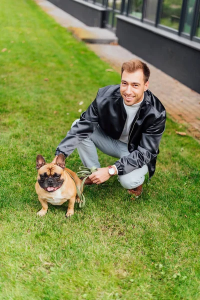 Hombre Con Correa Acariciando Bulldog Francés Césped Sonriendo Cámara — Foto de Stock