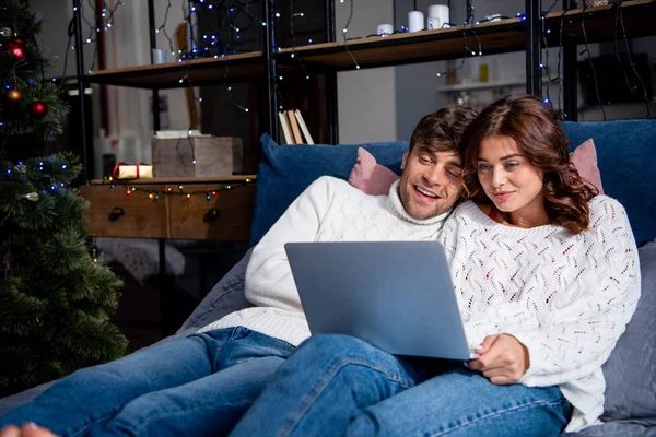 Namorada Atraente Namorado Sorridente Camisolas Olhando Para Laptop Natal — Fotografia de Stock