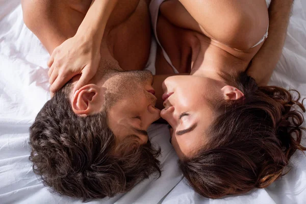 Top View Girlfriend Boyfriend Kissing Hugging Bed — Stock Photo, Image