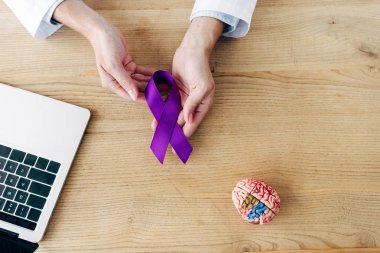 Klinikte elinde mor kurdele tutan doktorun görüntüsü. 