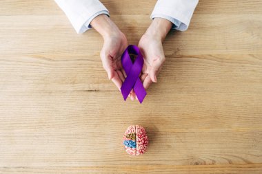 Klinikte elinde mor kurdele tutan doktorun görüntüsü. 
