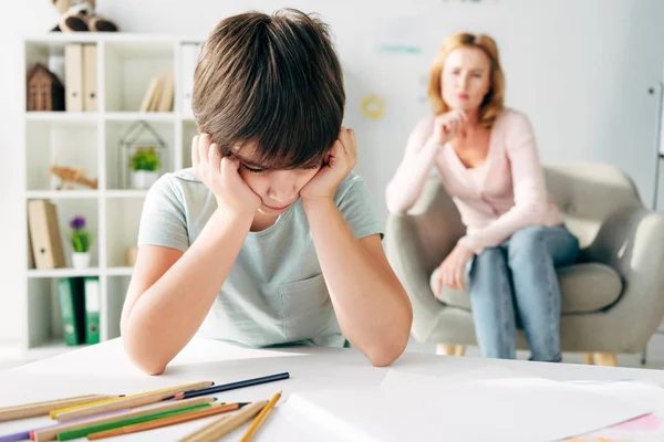 Selektiv Fokus Ledsen Unge Med Dyslexi Och Barn Psykolog Bakgrund — Stockfoto