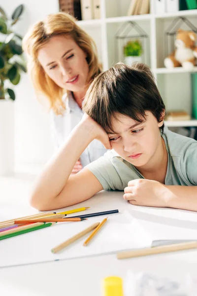 Enfoque Selectivo Niño Triste Con Dislexia Sentado Mesa Psicólogo Infantil — Foto de Stock