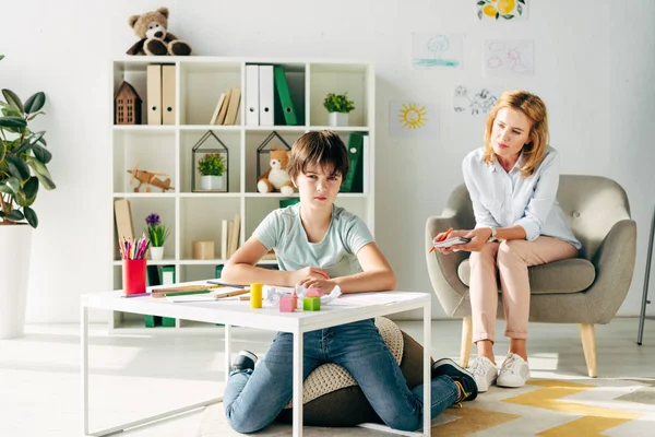 Kind Mit Legasthenie Blickt Kamera Und Kinderpsychologe Schaut Ihn — Stockfoto