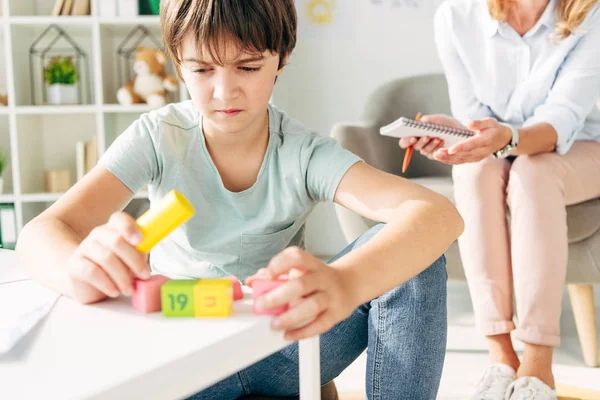 Criança Com Dislexia Brincando Com Blocos Construção Sentado Mesa — Fotografia de Stock