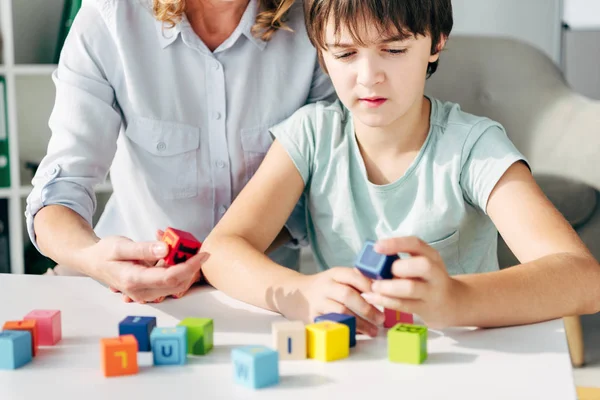 Çocuk Psikoloğu Disleksisi Olan Çocuğun Yapı Taşlarıyla Oynaması — Stok fotoğraf