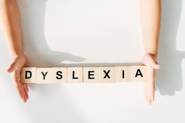 Disleksisi Olan Bir Çocuğun Tahta Küpleri Harfleri Var — Stok fotoğraf