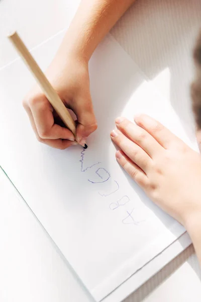 Visão Recortada Criança Com Dislexia Desenho Papel Com Lápis — Fotografia de Stock