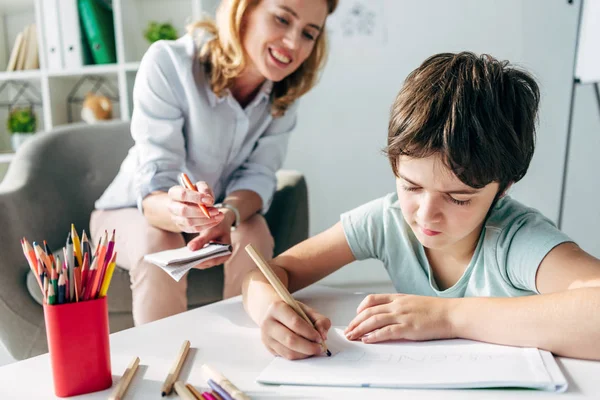 Niño Con Dislexia Dibujo Sobre Papel Con Lápiz Psicólogo Infantil — Foto de Stock