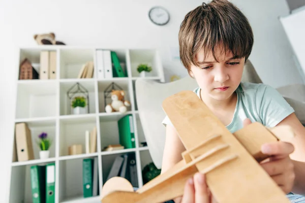 Lindo Niño Con Dislexia Jugando Con Avión Madera —  Fotos de Stock