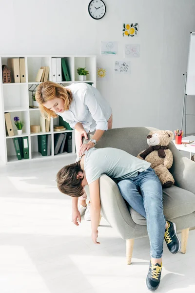 Ledsen Unge Med Dyslexi Sitter Fåtölj Och Barn Psykolog Prata — Stockfoto