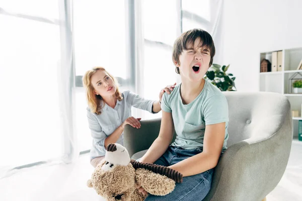 Παιδί Δυσλεξία Ουρλιάζοντας Και Παιδοψυχολόγος Τον Κοιτάζει — Φωτογραφία Αρχείου