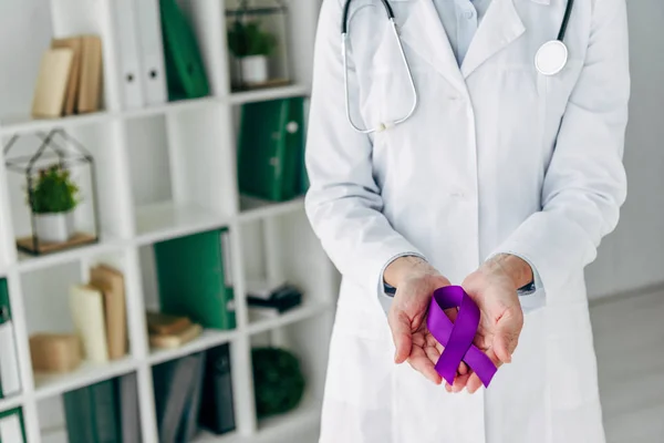 Vista Recortada Del Médico Sosteniendo Cinta Púrpura Clínica — Foto de Stock