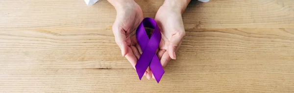 全景图 医生手持紫色带子在诊所拍摄 — 图库照片