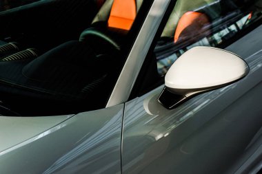 Kyiv, Ukrayna - 7 Ekim 2019: araba galerisinde lüks gri porhe üzerinde güneş ışığı 