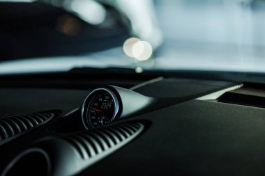 Kyiv, Ukrayna - 7 Ekim 2019: lüks gözeneklerdeki siyah hız göstergesinin seçici odağı