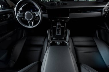 Kyiv, Ukrayna - 7 Ekim 2019: modern porshe 'de direksiyon ve şanzıman yanındaki deri koltuklar