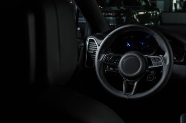 Kyiv, Ukrayna - 7 Ekim 2019: yeni lüks gözenekli siyah direksiyonun seçici odağı 