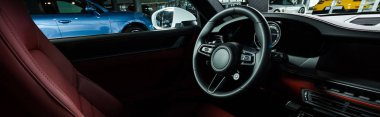 Kyiv, Ukrayna - 7 Ekim 2019: yeni lüks Porshe 'de direksiyon başında panoramik araç koltuğu çekimi