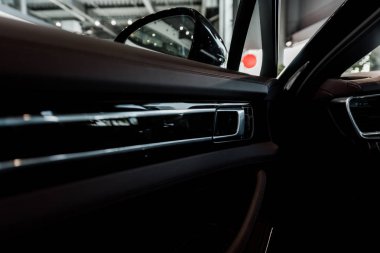 Kyiv, Ukrayna - 7 Ekim 2019: Porshe 'deki siyah modern araba kapısı seçici odak noktası