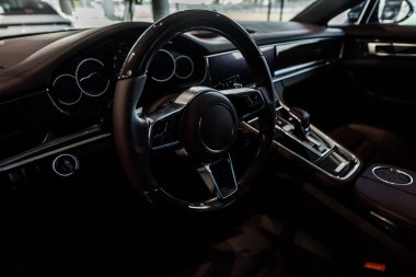 Kyiv, Ukrayna - 7 Ekim 2019: Porshe 'de vites değiştirmek üzere olan direksiyonun seçici odağı