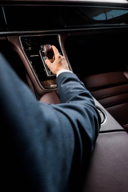 Kyiv, Ukrayna - 7 Ekim 2019: modern Porshe 'de vites koluna dokunan adamın görüntüsü