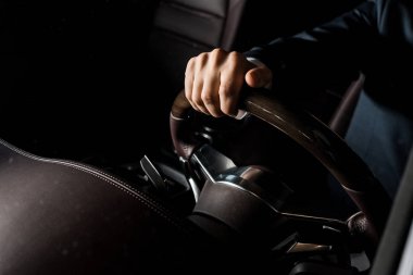 Kyiv, Ukrayna - 7 Ekim 2019: modern Porshe 'de lüks direksiyona dokunan adamın görüntüsü
