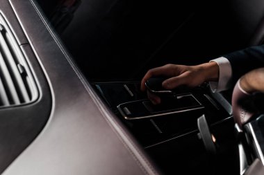 Kyiv, Ukrayna - 7 Ekim 2019: modern gözeneklerdeki dişli vites değişimi seçici odak noktası 