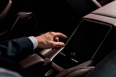 Kyiv, Ukrayna - 7 Ekim 2019: Porshe 'de otururken insanın parmağıyla işaret ettiği seçici odak noktası