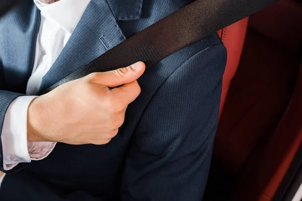 Quiiv Ucrânia Outubro 2019 Visão Recortada Motorista Terno Tocando Cinto — Fotografia de Stock