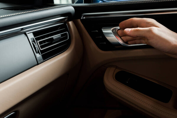 КИЕВ, УКРАИНА - 7 ОКТЯБРЯ 2019 года: обрезанный вид человека, касающегося ручки автомобиля при открытии двери автомобиля в порше
 