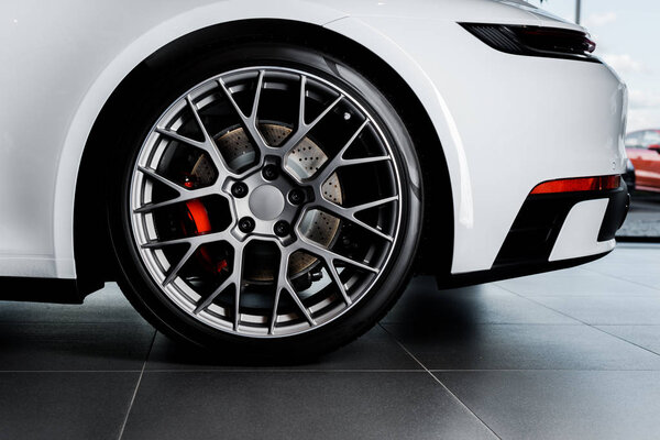 КИЕВ, УКРАИНА - 7 ОКТЯБРЯ 2019: закрытие белого и нового порше в автосалоне
 