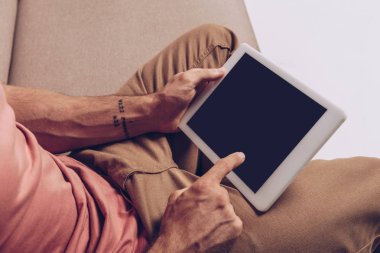 Gri ekranda izole edilmiş boş ekranlı dijital tablet kullanan bir adam görüntüsü