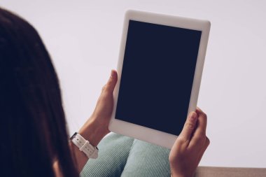 Gri üzerinde izole edilmiş, kopyalama alanı olan dijital tablet kullanan bir kadın görüntüsü