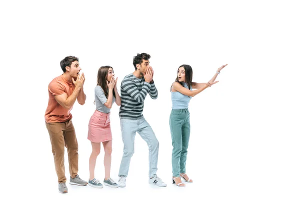 Amigos Chocados Apontando Para Algo Isolado Branco — Fotografia de Stock