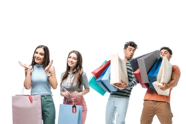 Amigos Sonrientes Sosteniendo Bolsas Compras Con Letreros Venta Aislados Blanco —  Fotos de Stock